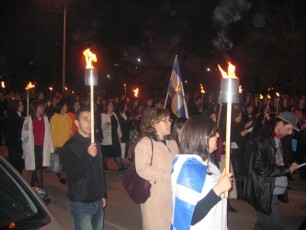 Εικόνες από τη μεγάλη πορεία που ακολούθησε αμέσως μετά την εκδήλωση στους κεντρικούς δρόμους της Θεσσαλονίκης με κατάληξη το τουρκικό προξενείο